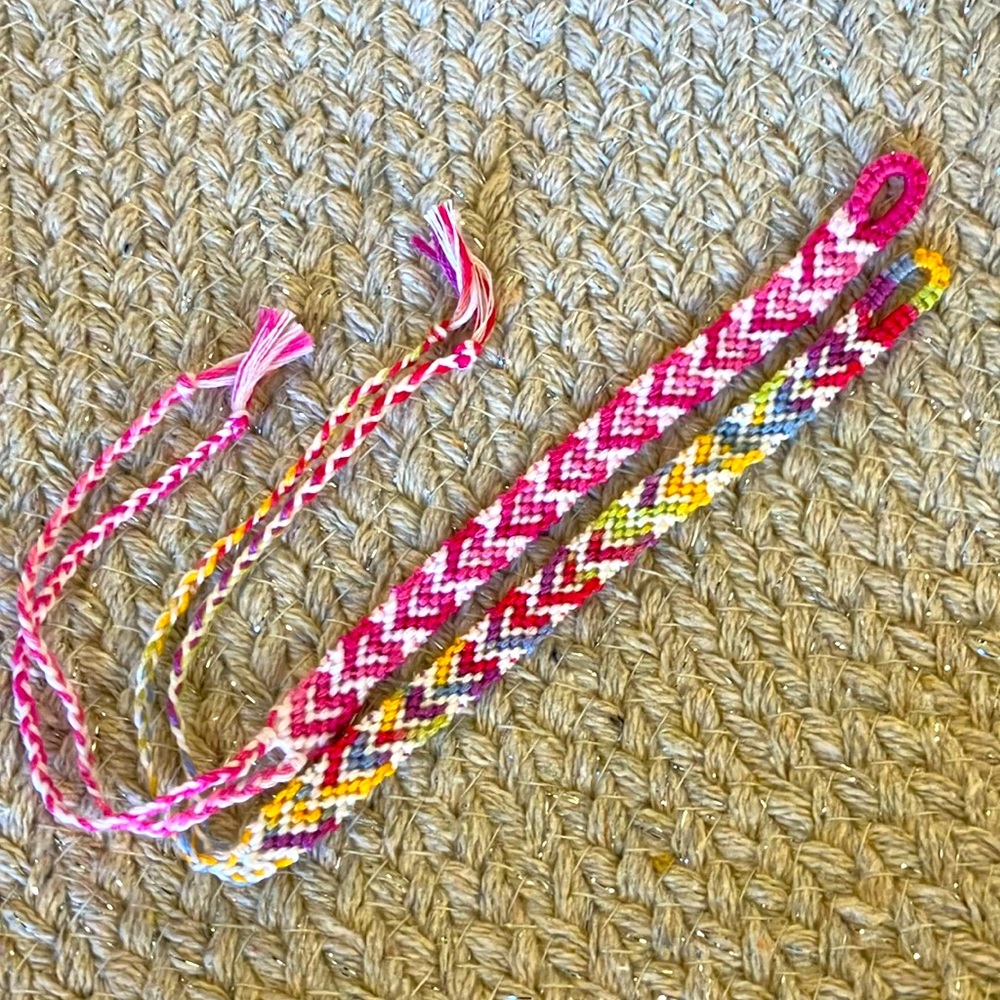 New Super Cute Set of Boho Tie dye Friendship Heart Bracelets Pinks Rainbow